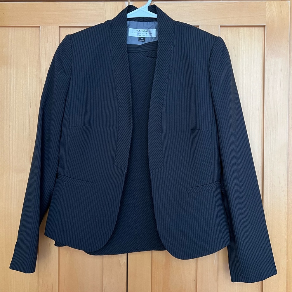 Skirt suit